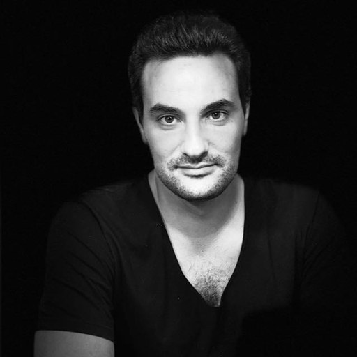 Portrait en noir et blanc de Norman Cohen